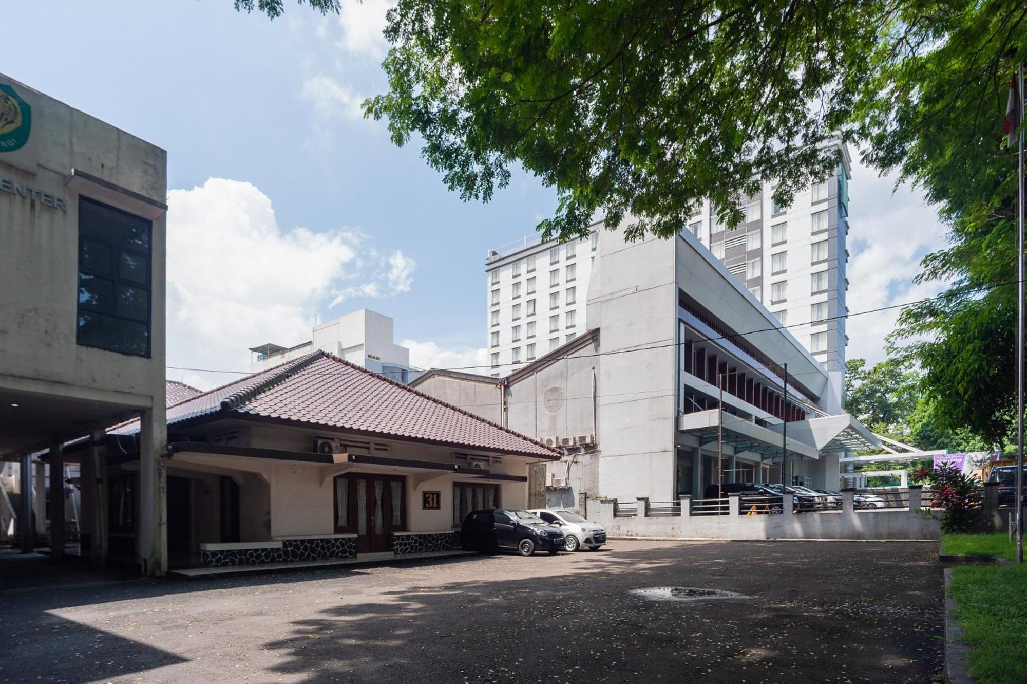 Reddoorz Plus Near Rs Pmi Bogor Exteriör bild